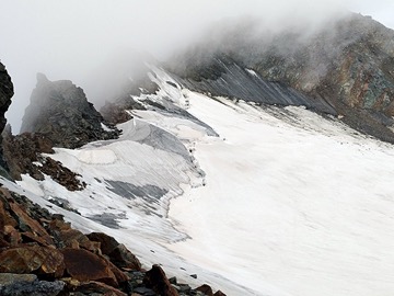 Berghang im Nebel